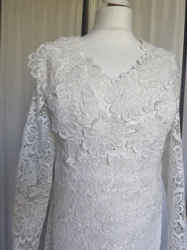 Détail du travail de dentelle d’une robe B&H Fashion