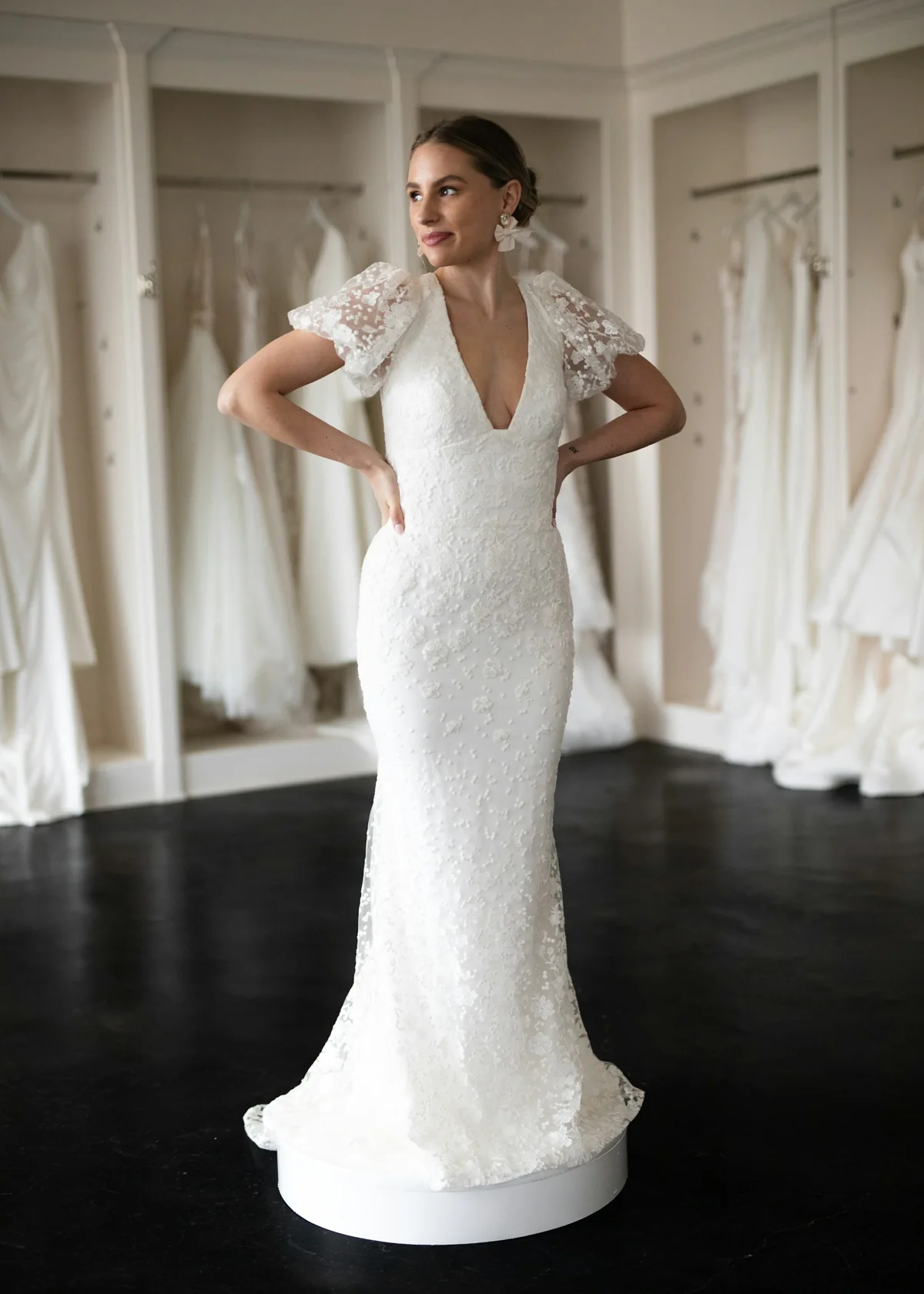 Une robe de mariée au tombé fluide, lors d’un essayage