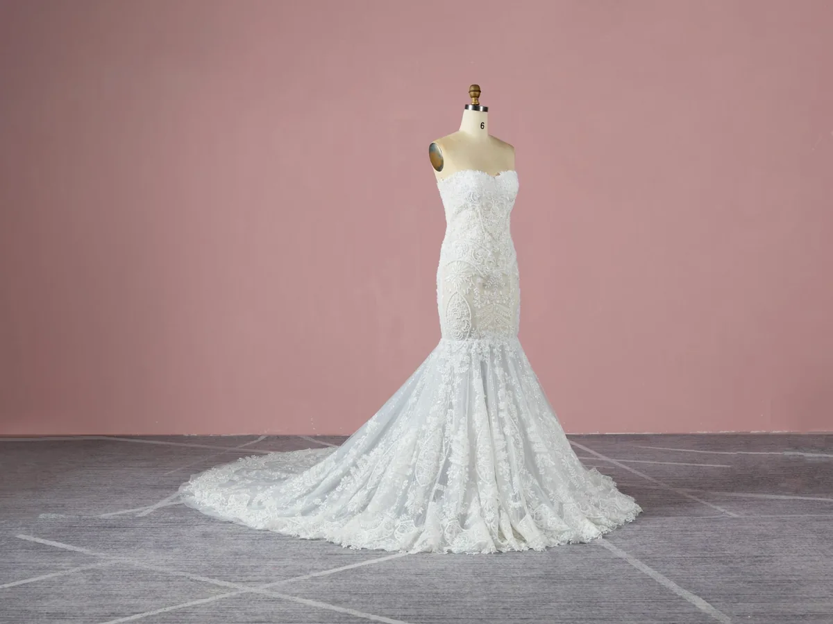Robe de mariée en dentelle sur un mannequin d’atelier