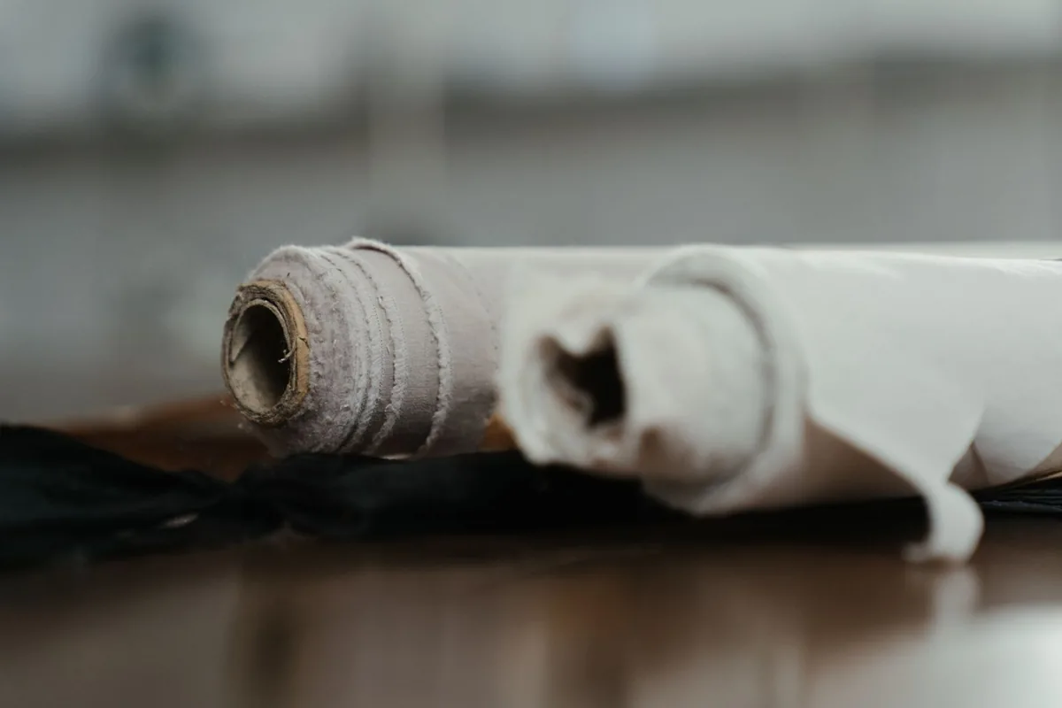 Rouleaux d’étoffes naturelles aux textures douces